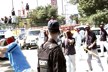↑23일 오후 노조와 용역직원들과의 충돌장면(사진제공:쌍용차)