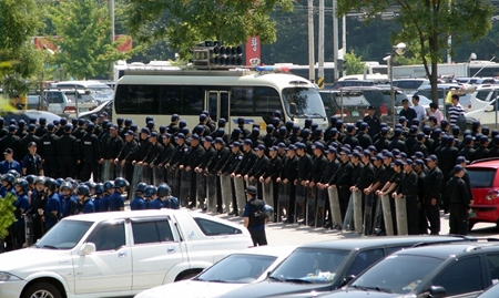 ↑평택공장에서 마주보고 서 있는 경비업체 직원과 경찰(사진제공:쌍용차노조)
