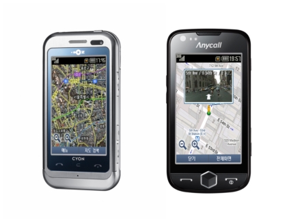 ↑아레나폰(왼쪽)과 햅틱아몰레드에서 위성사진 보기와 해외 스트리트뷰를 시연하고 있는 모습.