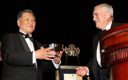 ↑정몽구 현대차그룹 회장(왼쪽)이 지난 9일 도날드 그레그 코리아소사이어티 이사장으로부터 '2009 밴 플리트상'을 받고 있는 모습