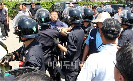 ↑지난 24일 오전 경기 쌍용자동차 평택공장 앞에서 노조원들과 기자회견을 연 대리점협회 관계자들이 몸싸움을 하고 있다. ⓒ이명근 기자