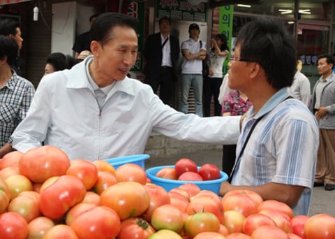 이명박 대통령이 25일 서울 동대문구의 골목상가를 찾아 자영업자들의 고충을 듣고 있다. (청와대제공)