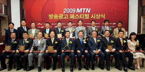 ↑2009 MTN방송광고페스티벌의 상패. TV화면과 광고영상을 2개의 사각프레임을 교차시켜 형상화했다. 이 상패는 금속공예가인 김수봉 숭의여대 교수가 디자인했다.