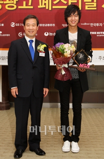 ↑배우 이민호가 25일 오후 서울 중구 태평로 한국프레스센터 프레스클럽에서 머니투데이방송(MTN) 주최로 열린 '2009 방송광고 페스티벌' 시상식서 남자 CF 모델상을 받은후 홍선근 머니투데이방송대표와 기념 촬영을 하고있다.