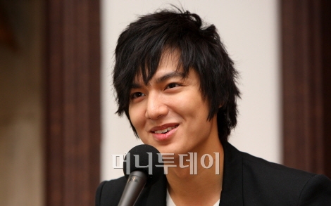 ↑배우 이민호가 25일 오후 서울 중구 태평로 한국프레스센터 프레스클럽에서 머니투데이방송(MTN) 주최로 열린 '2009 방송광고 페스티벌' 시상식서 최고 남자 CF 모델상을 받은후 소감을 말하고 있다