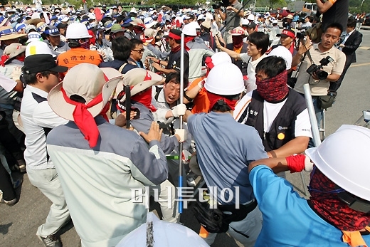 ↑ 출근투쟁을 벌이고 있는 쌍용자동차 직원 500여 명이 26일 오후 경기 평택공장 정문 옆 쪽문을 통해 공장안으로 진입해 옥쇄파업중인 노조원들과 충돌하고 있다.