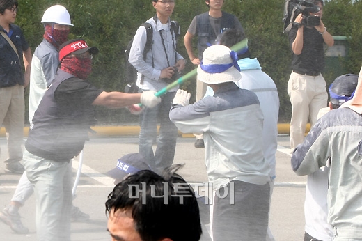 ↑ 파업에 참가하지 않은 쌍용차 직원들이 26일 오후 평택공장 정문 옆 쪽문으로 진입해 이를 막아서는 노조원들과 충돌을 빚고 있다. ⓒ임성균 기자