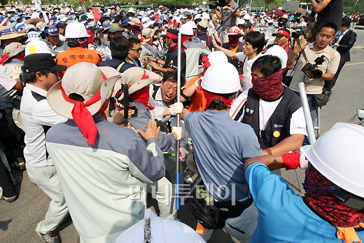↑ 26일 오후 쌍용차 평택공장에서 사측 직원들과 파업 중인 노조원들이 충돌하고 있다. ⓒ임성균 기자