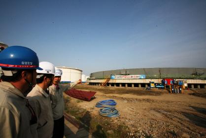 ↑삼성토탈이 충남 대산공장에 원료다변화를 위해 건설중인 LPG 저장탱크