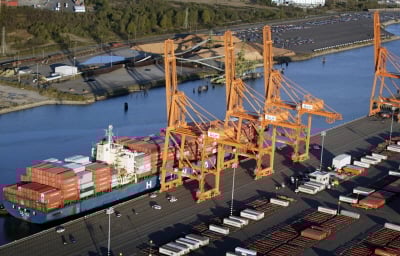 ↑현대상선 미국 타코마항 터미널 WUT에 접안 후 하역작업 준비 중인 4500TEU급 컨테이너선 현대 엠퍼러호.