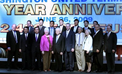 ↑김성만 현대상선 사장(앞줄 왼쪽에서 5번째)이 지난 27일 현대상선 미국 타코마항 터미널(WUT) 개장 10주년 행사에 참석해 클레어 페트리치 미국 타코마항만청 위원회장(앞줄 왼쪽에서 4번째) 등과 함께 기념촬영을 하고 있다.