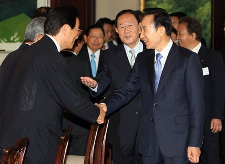 이명박 대통령이 28일 도쿄 주일 대사관저에서 열린 재일민단 및 상공회의소 간부와 오찬 간담회에서 참석자들과 인사를 나누고 있다. (사진제공=청와대)