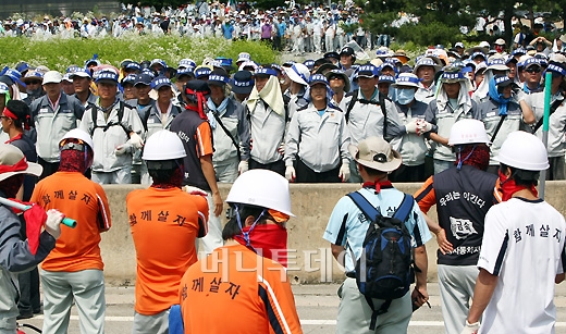 ↑ 26일 오후 경기 평택공장에서 사측 직원들이 파업 중인 노조원들과 대치하고 있다. ⓒ임성균 기자