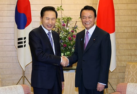 이명박 대통령과 아소 타로 일본총리가 28일 한일 정상회담에서 악수를 하고 있다. (사진제공=청와대)