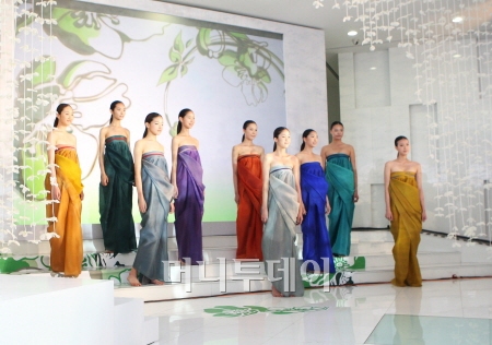 ↑한복디자이너 이영희 작품. 전시 오프닝 행사에서 패션쇼를 선보였다. 페리에주에의 우아하면서도 섬세한 여성적인 이미지를 한복에 접목하여 한국의 미를 담았다.