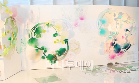 ↑비주얼 아티스트 박지숙 작품. 아네모네 로고를 부조와 3D작업을 통해 입체감 있는 꽃으로 표현했다. 이 작업의 테마는 '유기 이미지(Organic Image)로서 자연이 지닌 내적 생명력과 인간의 역동성과 변화를 '페리에주에'로 이미지화 했다.