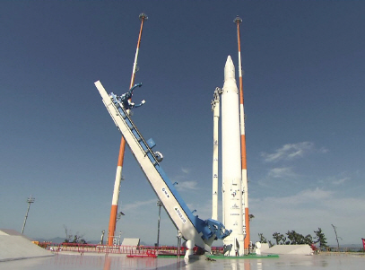 ▲ 발사대 인증시험 중 나로호에 연료와 산화제를 주입한 후 발사를 위해 이렉터(erector, 발사체를 세워주는 장치) 분리를 시험하는 장면. 영하 185°C의 액체산소가 주입돼 발사체 표면에 얼음이 얼어있다.