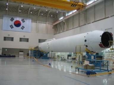 ▲ 러시아로부터 인도받아 나로우주센터 조립동에서 총조립을 위해 최종 점검 중인 나로호 1단 모습