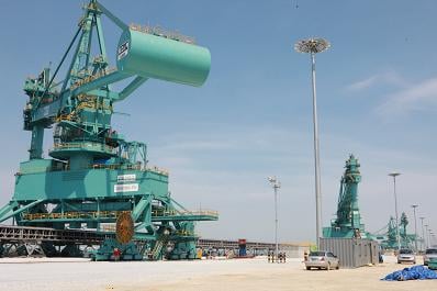 ↑현대제철이 새롭게 도입한 밀폐형 친환경 연속식하역기.