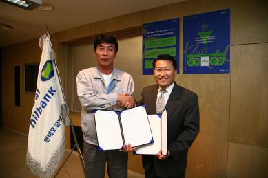 ↑현대오일은 30일 서울 남대문로 5가 서울사무소에서 서영태 사장(사진 오른쪽)과 김태경 노조위원장(사진 왼쪽)이 참석한 가운데 올해 임금협상을 동결하기로 하고 조인식을 가졌다.