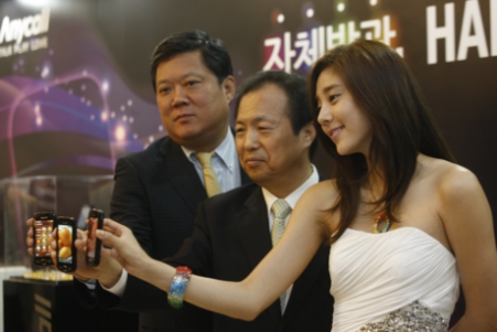 ↑신종균 삼성전자 무선사업부장(가운데)와 애니콜 모델 손담비(오른쪽)이 30일 차세대 디스플레이 'AMOLED'를 탑재한 풀터치폰 '햅틱 아몰레드'를 선보이고 있다.