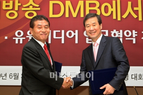 ↑홍선근 머니투데이 대표(오른쪽)와 조순용 U1미디어 대표는 30일 오전 서울 여의도 MTN 사옥에서 업무협약을 체결했다. ⓒ홍봉진기자 honggga@