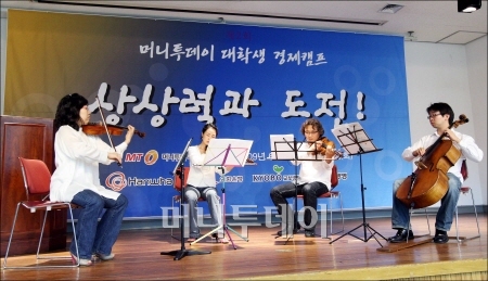 ↑서희태 지휘자의 렉처 콘서트에 함께한 밀레니엄심포니의 현악4중주팀. 늦은 밤까지 멋진 음악을 들려줬다.ⓒ 송희진 기자