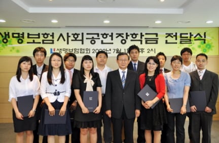 ↑생명보험사회공헌위원회 이우철 위원장(가운데)이 '생명보험사회공헌 장학생'에게 장학금을 전달했다.