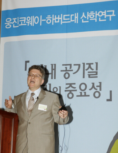 ↑하버드대학교 공중보건학과의 페트로스 쿠트라키스 교수가 1일 서울대 소재 웅진코웨이 R&D센터에서 '웅진코웨이-하버드대 산학연구' 결과를 발표하고 있다.