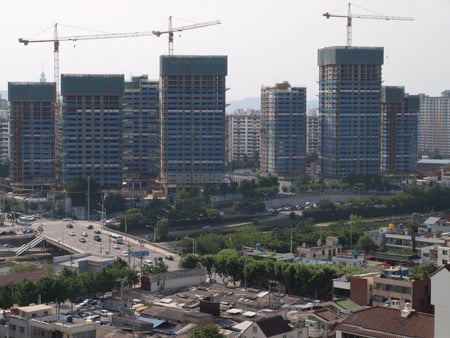 ↑ 대구 수성구 아파트 건설 현장. 미분양 아파트가 4500가구에 이르지만 곳곳에 공사가 한창이다.