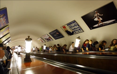 ↑모스크바 승리공원에 위치한 파르크파베디 역의 에스컬레이트를 이용하는 승객 모습