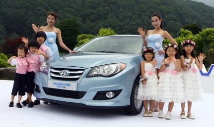 ▲현대차는 8일 경기도 가평 아침고요수목원에서 양웅철 연구개발총괄본부장(오른쪽 두번째), 신영동 국내영업본부장(왼쪽 두번째) 등이 참석한 가운데 세계 최초의 LPi 하이브리드인 ‘아반떼 LPi 하이브리드’의 보도발표회를 갖고, 본격적인 판매에 나섰다.