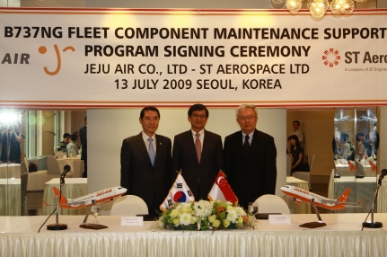 ↑고영섭 제주항공 사장과 추아 타이 켱 주한 싱가포르 대사, 태이 콕 키앙 ST에어로스페이스 사장(왼쪽부터)이 조인식을 마치고 기념촬영을 하고 있다.