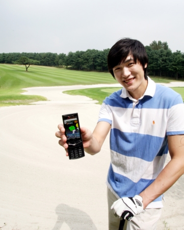 ↑골프장에서 캐디역할을 해주는 골프서비스를 이용하고 있는 모습.