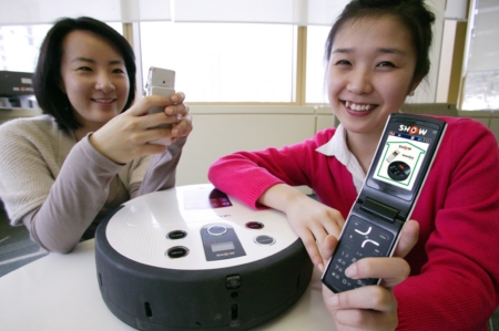 ↑영상통화 로봇청소기 서비스는 휴대폰 영상통화로 집안을 보면서 휴대폰 버튼으로 로봇청소기를 전후좌우로 조정하며 청소를 할 수 있다.