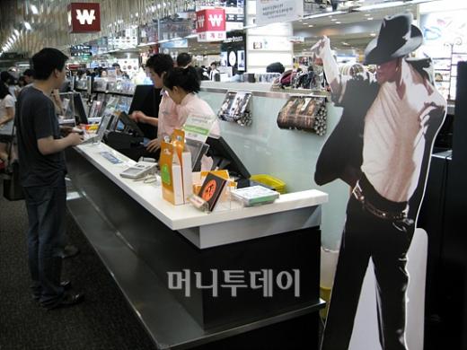 핫트랙스 광화문점 계산대에 마이클 잭슨의 전신 간판이 서 있는 모습.