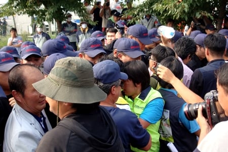 ↑2일 오후 4시30분 쌍용차 평택공장에서 금속노조 등 관계자들과 사측이 충돌했다.