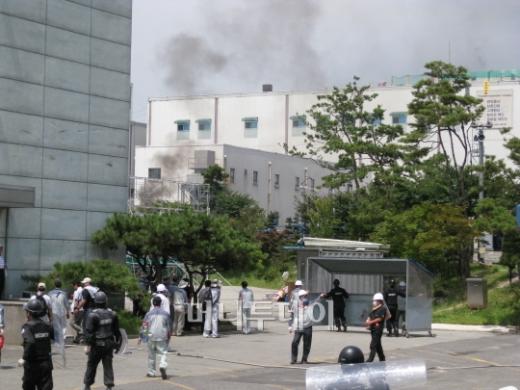 ↑ 도장공장으로 향하는 길목에 설치된 철구조물 철거에 나선 지게차들이 본관 뒤를 돌아가고 있다. ⓒ평택(경기)=박종진 기자