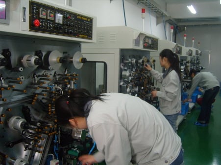 ▲성호전자의 중국 위해법인에 투입된 권취기.