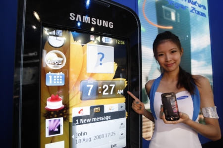 ↑삼성전자가 12일 전세계 20여개국에 더욱 강력한 모바일 PC 기능으로 무장한 스마트폰 '옴니아2'를 시판했다.