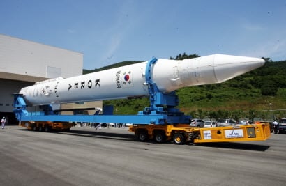 ▲ '나로호' 상단부에 탑재되는 과학기술위성 2호