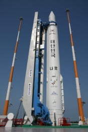 ▲ 과학기술위성2호를 조립하는 국내 연구진의 모습