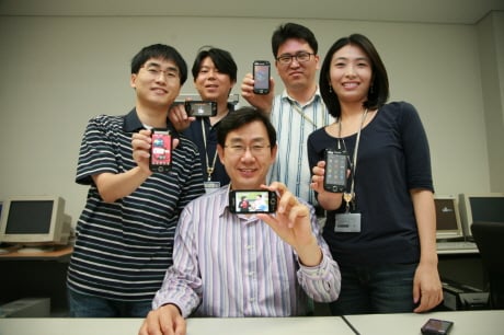 ↑김희덕 상무(맨앞 가운데)를 비롯한 개발팀 소속 연구원들이 '혼'과 열정'을 담아 만든 히트작 아몰레드를 손에 들고 기념촬영하고 있다.