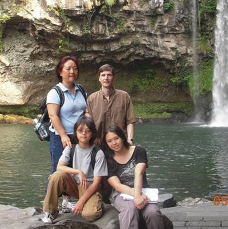 ↑ 한국인 어머니(재 엘리슨)와 미국인 아버지(스티브 엘리슨) 사이에서 태어난 레이첼과 남동생 데이비드