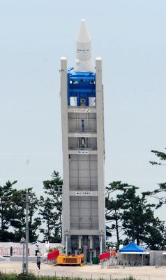 ↑ 발사를 위해 기립하고 있는 나로호