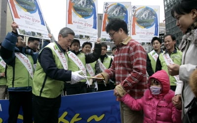 ↑ 조건식 현대아산 사장이 임직원들과 함께 서울 청계천 광통교 일대에서 금강산관광 예약판매를 홍보하는 가두 캠페인을 벌이고 있다.