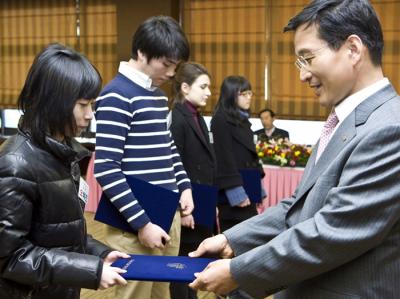 ↑'꿈을 현실로' 장학금을 수여하고 있는 김상열 호반건설 회장(맨오른쪽) ⓒ호반건설