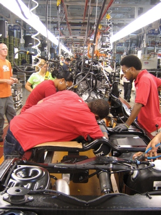 ↑크라이슬러그룹의‘2007년형 지프 랭글러’에 장착되는 컴플리트 섀시모듈을 생산하고 있는 현대모비스 오하이오 모듈공장(OMMC)