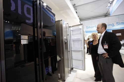 ↑독일에서 열리는 유럽 최대 전자대전 'IFA2009'에서 처음으로 570㎡ 규모의 별도 전시장을 마련한 삼성전자의 생활가전 부스에 관람객이 방문해 냉장고를 둘러보고 있다.