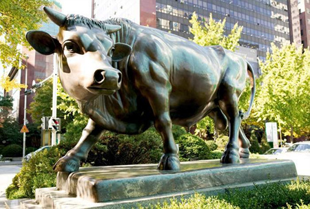 ↑ 대신증권 앞에 위치한 황소상.